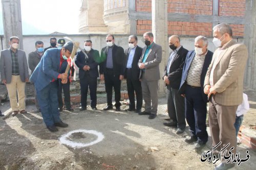 کلنگ ساخت مدرسه توسط خیرین با حضور فرماندار به زمین زده شده.