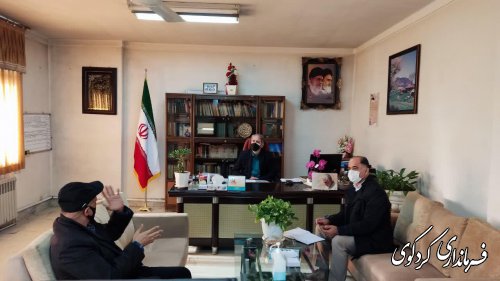 دیدار و گفتگوی تعدادی از شهروندان با فرماندار در روز ملاقات عمومی.