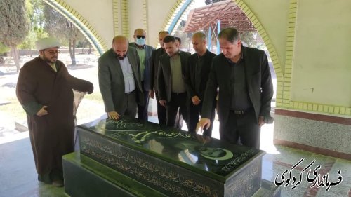 غبار روبی از مزار شهید روحانی فر نخستین فرماندار کردکوی و نخستن فرماندار روحانی کشور به مناسبت هفته دولت