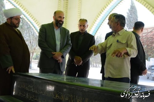 غبار روبی از مزار شهید روحانی فر نخستین فرماندار کردکوی و نخستن فرماندار روحانی کشور به مناسبت هفته دولت