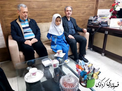  دختر دانش اموزی به همراه مدیر و معلم اموزشگاه  پیشگامان تربیت کردکوی به فرماندارتبریک گفتند