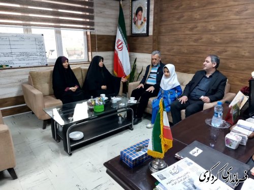  دختر دانش اموزی به همراه مدیر و معلم اموزشگاه  پیشگامان تربیت کردکوی به فرماندارتبریک گفتند