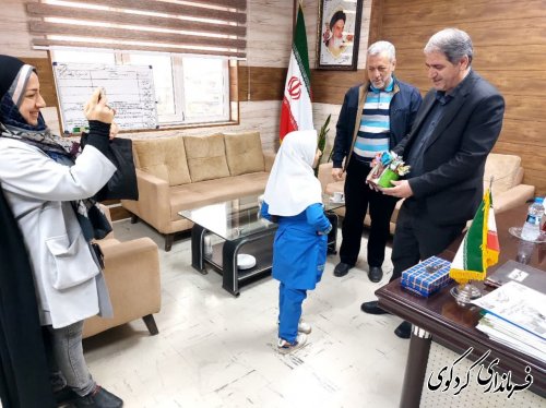  دختر دانش اموزی به همراه مدیر و معلم اموزشگاه  پیشگامان تربیت کردکوی به فرماندارتبریک گفتند
