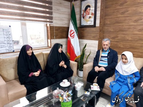  دختر دانش اموزی به همراه مدیر و معلم اموزشگاه  پیشگامان تربیت کردکوی به فرماندارتبریک گفتند