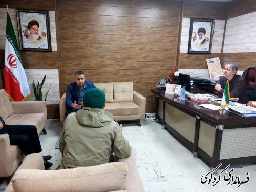 تعدادی از شهروندان با مهندس شریفی معاون برنامه ریزی فرماندار دیدار و گفتگو کردند