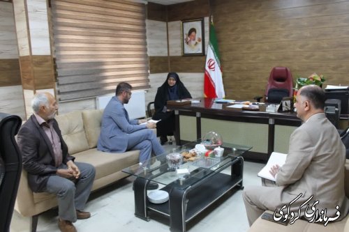در نخستین سه شنبه ملاقات عمومی در اردیبهشت ماه تعدادی از شهروندان با فرماندار دیدار کردند