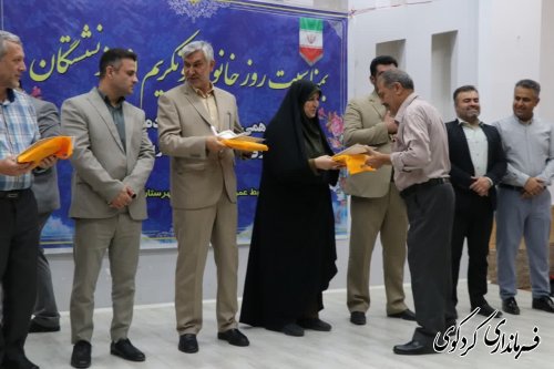 آئین گرامیداشت روز خانواده و تکریم بازنشستگان در فرمانداری و بخشداری کردکوی برگزار شد