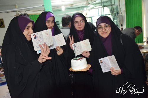 گزارش تصویری  // کیک رای اولی ها در شعبه اخذ رای