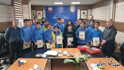 تجلیل از شورای دانش آموزی مدرسه شاهد پسران 