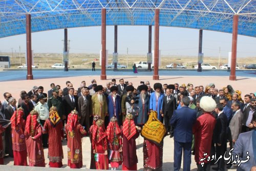 حضور مهمانانی از کشور ترکمنستان در آرامگاه مختومقلی فراغی 