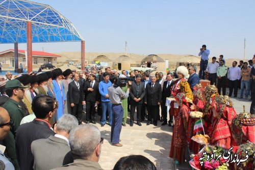 حضور مهمانانی از کشور ترکمنستان در آرامگاه مختومقلی فراغی 