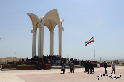 حضور مهمانانی از کشور ترکمنستان در آرامگاه مختومقلی فراغی 