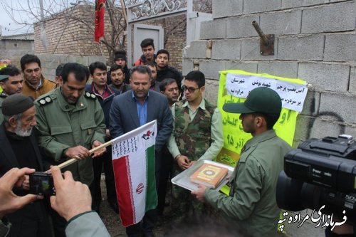 نصب پرچم مقدس جمهوری اسلامی ایران بر سردر منازل شهدای شهرستان مراوه تپه 