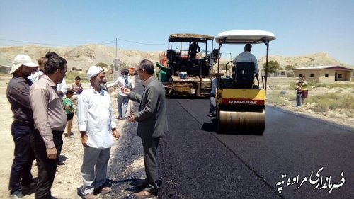 معاون فرماندار مراوه تپه از اجرای آسفالت روستای شیخلر بازدید کرد