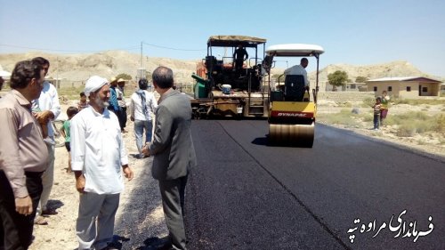 معاون فرماندار مراوه تپه از اجرای آسفالت روستای شیخلر بازدید کرد