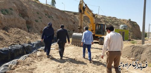 بازدید فرماندار مراوه تپه از پروژه دیوار سازی و پارک آب نمای ورودی جنوبی شهر 