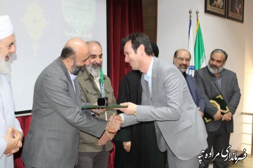 اهدای لوح تقدیر مذاهب اسلامی به فرماندار شهرستان مراوه‌تپه 