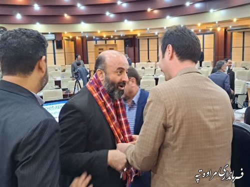 اهدای شال صنایع دستی ترکمن به قائم مقام وزیر کشور توسط فرماندار شهرستان مراوه‌تپه