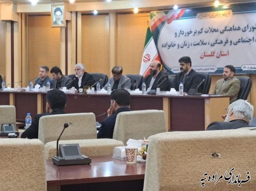 اهدای شال صنایع دستی ترکمن به قائم مقام وزیر کشور توسط فرماندار شهرستان مراوه‌تپه