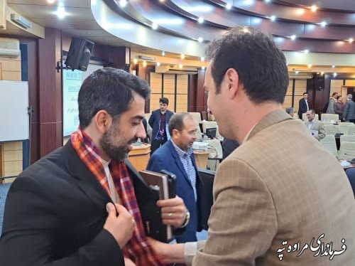 اهدای شال صنایع دستی ترکمن به قائم مقام وزیر کشور توسط فرماندار شهرستان مراوه‌تپه