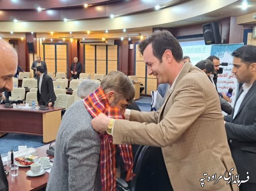 اهدای شال صنایع دستی ترکمن به قائم مقام وزیر کشور توسط فرماندار شهرستان مراوه‌تپه