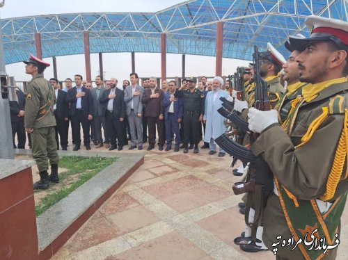 به اهتزاز در آوردن پرچم ملی ایران در آرامگاه مختومقلی فراغی