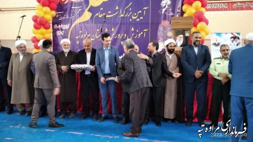در وصف جایگاه معلم زبان قاصر است