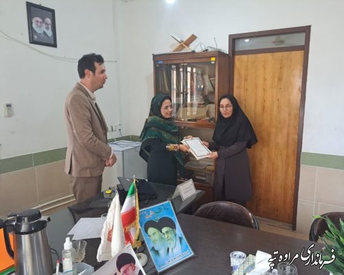 تجلیل فرماندار مراوه‌تپه از کارمند دختر اداره بهزیستی این شهرستان 