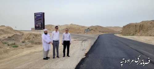بازدید فرماندار شهرستان مراوه‌تپه از اجرای عملیات روکش آسفالت مسیر آرامگاه مخدومقلی فراغی به روستای قره گل