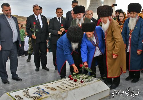 گزارش تصویری /مراسم رسمی ۲۹۱ مین سالروز تولد مختومقلی فراغی شاعر و عارف شهیر ایرانی ترکمن