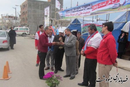 استقبال و پذيرايي از مسافران نوروزي در هنگام تحويل سال