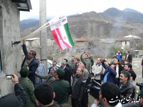 نصب پرچم جمهوری اسلامی ایران بر سردرب 201 شهید شهرستان مینودشت 