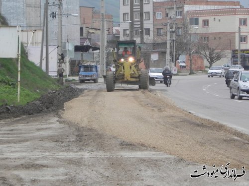 بازدید فرماندار مینودشت از تلاش ادارات برای ورود مسافران نوروزی 