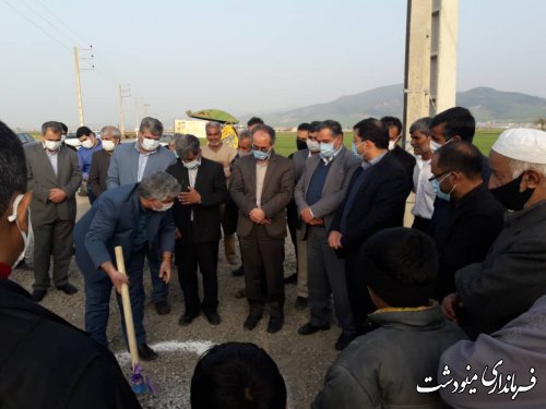 كلنگ زني طرح هادي روستای سنچولی آباد با حضور فرماندار مینودشت