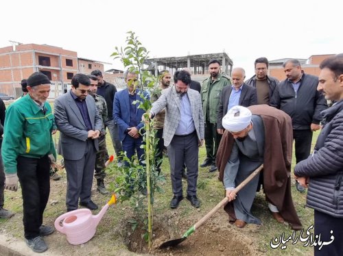 با حضور فرماندار آیین کاشت نهال«هر ایرانی یک درخت» در شهر خان ببین انجام شد