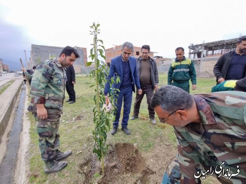 با حضور فرماندار آیین کاشت نهال«هر ایرانی یک درخت» در شهر خان ببین انجام شد