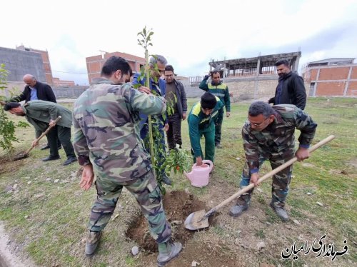 با حضور فرماندار آیین کاشت نهال«هر ایرانی یک درخت» در شهر خان ببین انجام شد