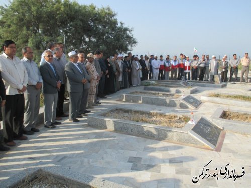 غبارروبی گلزار شهدای شهرستان ترکمن در اولین روز از هفته دولت