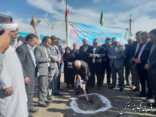 عملیات احداث اولین مجتمع گردشگری روستایی بندرترکمن در پنج پیکر آغاز شد