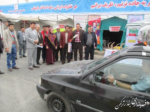 فرماندار شهرستان ترکمن به اولین مسافران نوروزی بندرترکمن خوشآمد گفت