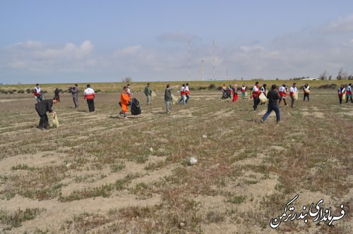 پاکسازی اسکله شهر بندرترکمن بمناسبت روز زمین پاک