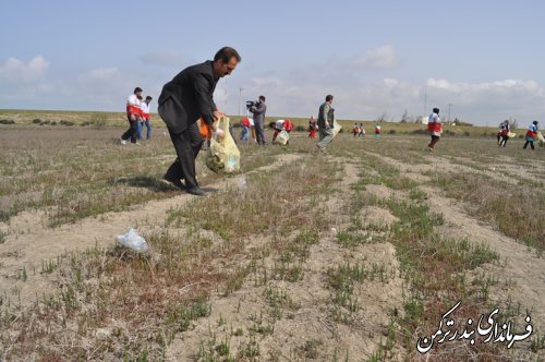 پاکسازی اسکله شهر بندرترکمن بمناسبت روز زمین پاک