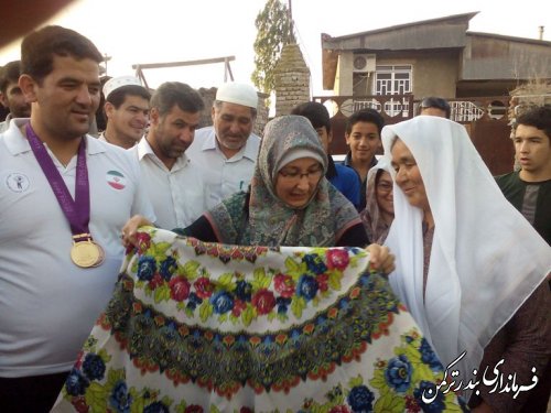 فرماندار ترکمن از خانواده نورمحمد آرخی ورزشکار قهرمان تجلیل کرد