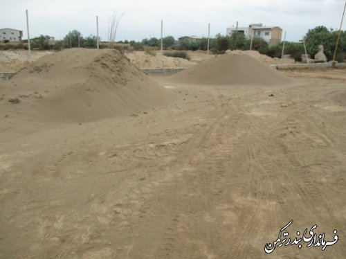 بازدید فرماندار از مراحل آماده سازی زمین فوتبال ساحلی بندرترکمن