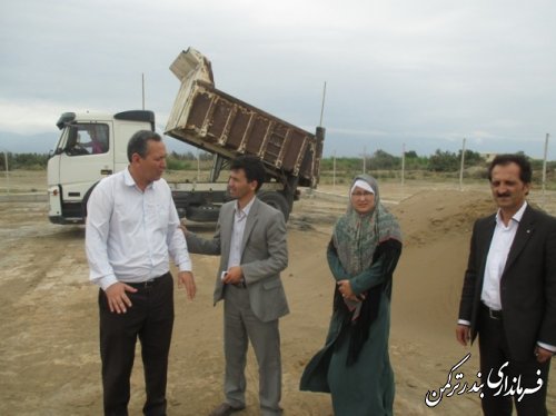 بازدید فرماندار از مراحل آماده سازی زمین فوتبال ساحلی بندرترکمن