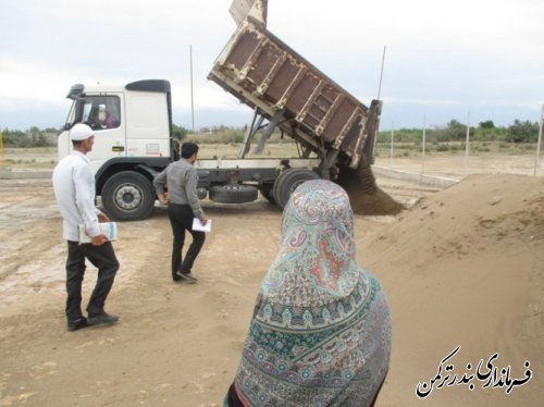 بازدید فرماندار از مراحل آماده سازی زمین فوتبال ساحلی بندرترکمن