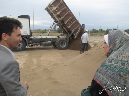 بازدید فرماندار از مراحل آماده سازی زمین فوتبال ساحلی بندرترکمن