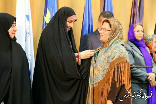 زلیخا عادلی بعنوان کارآفرین برتر فرش کشور انتخاب شد