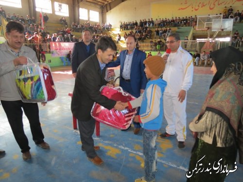 به مناسبت دهه فجر پیاده روی همگانی در شهرستان ترکمن برگزار شد