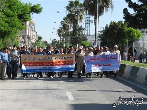 برگزاري پياده روي خانوادگي در شهرستان ترکمن